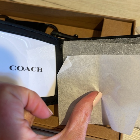 COACH Men’s Wallet. Gift Set, Keychain, Cardholder, Coach Box, & Bag. - Picture 7 of 9